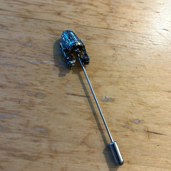 Vintage R2-D2, silver pin with swinging legs, Star Wars - Picture 1 of 4